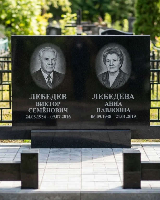 Памятник под ключ из красного гранита в Челябинске