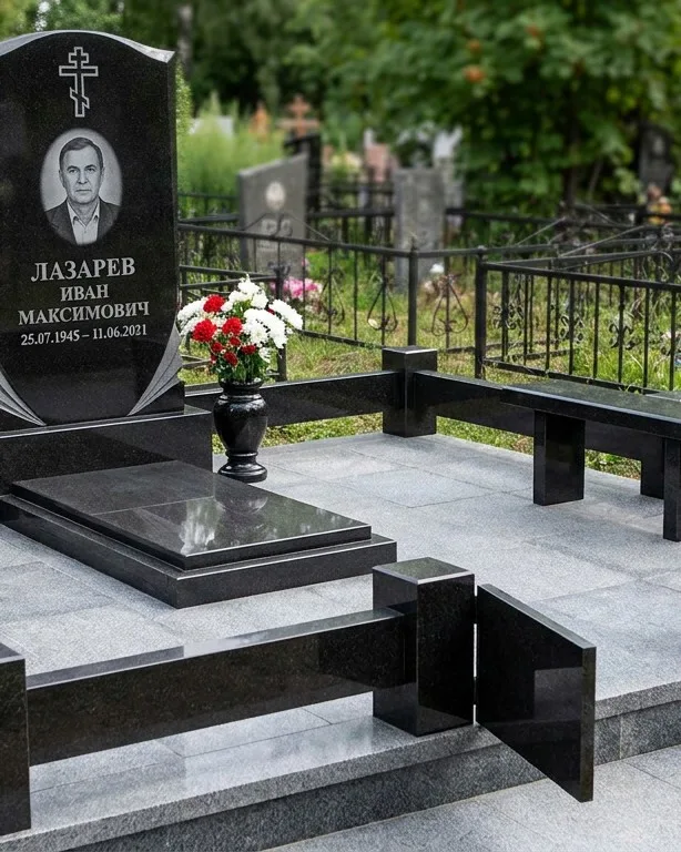Памятник под ключ зимой с венком в Челябинске