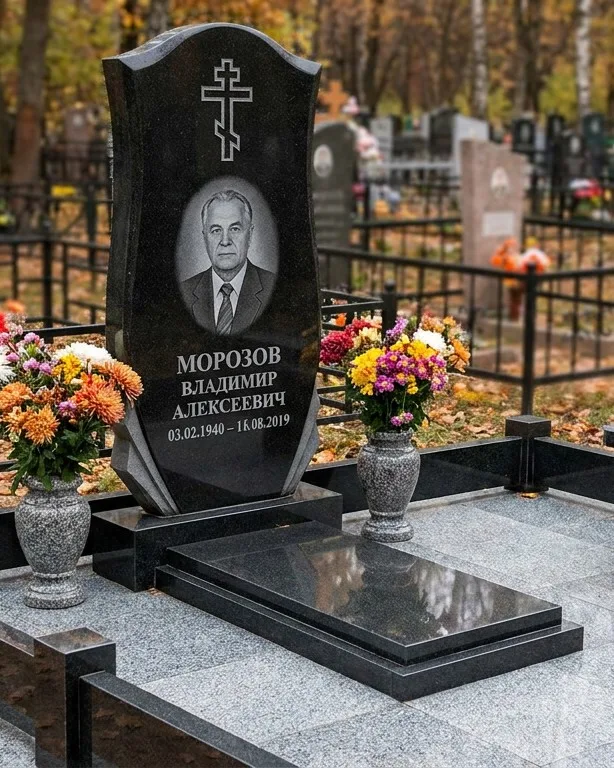 Памятник под ключ со скамьёй и мощением в Челябинске