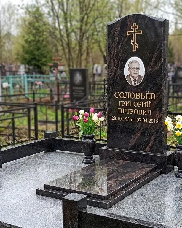 Памятник под ключ с гранитным цоколем и вазой, осень в Челябинске