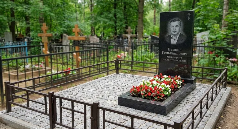 Памятник под ключ с цветником и благоустройством в Челябинске