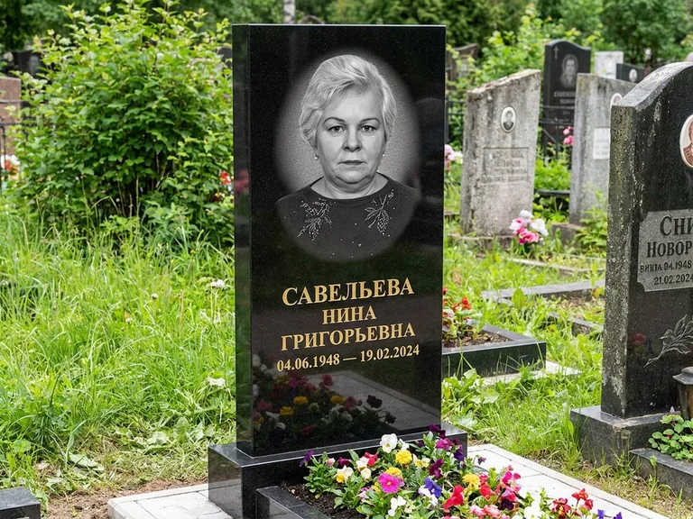 Портрет на памятнике в Челябинске — Паспортное фото восстановили и награвировали на чёрной стеле