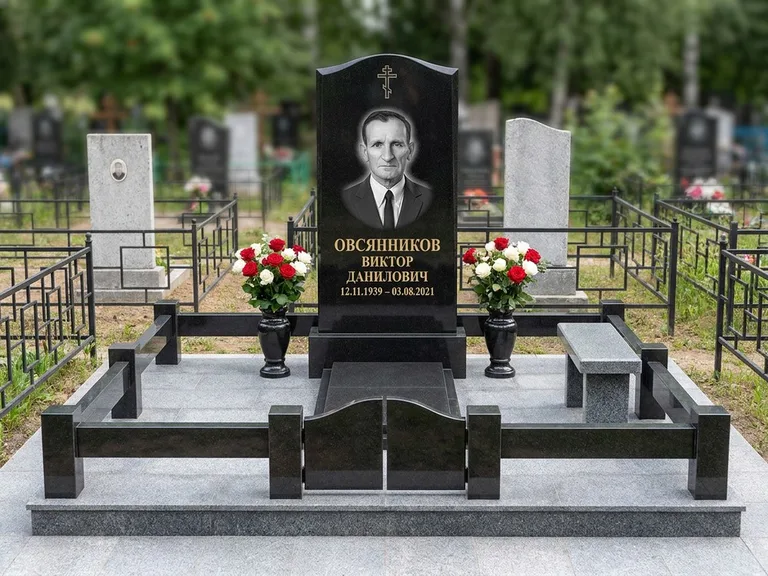 Портрет на памятнике в Челябинске — Старый снимок → гравировка на премиум-комплексе с плиткой и оградой