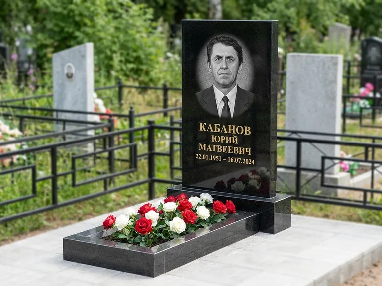 Портрет на памятнике в Челябинске — Старый снимок → гравировка на вертикальной стеле
