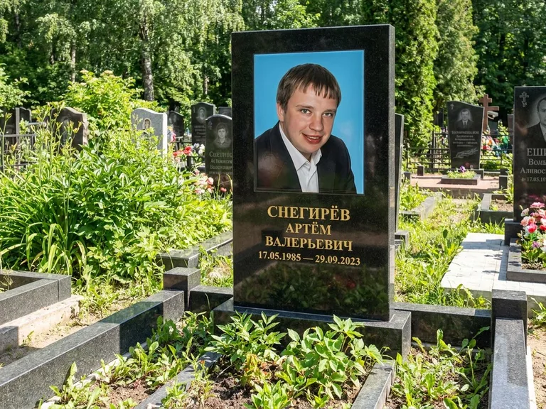 Портрет на памятнике в Челябинске — Цветное фото → прямоугольная фотокерамика на чёрном граните