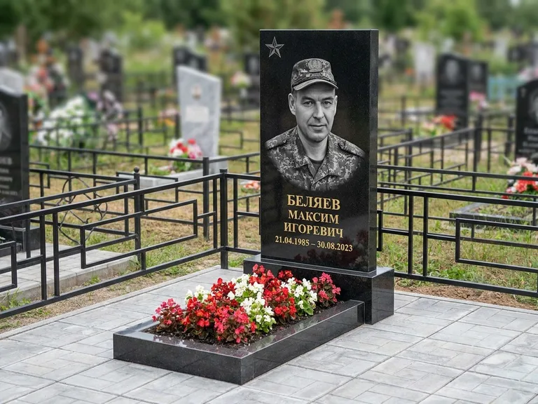 Портрет на памятнике в Челябинске — Военное фото → цветная фотокерамика, гравированная звезда