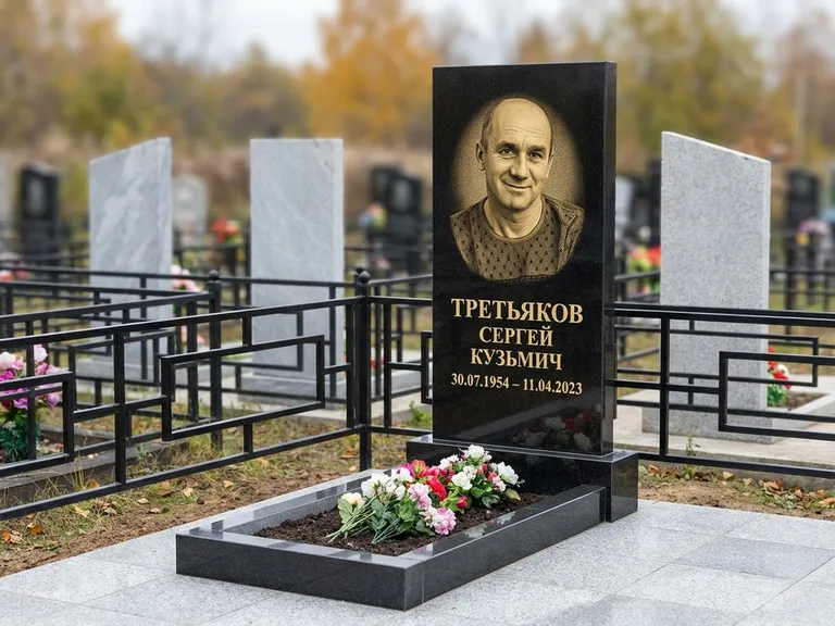 Портрет на памятнике в Челябинске — Восстановленный портрет → гравировка на вертикальной стеле
