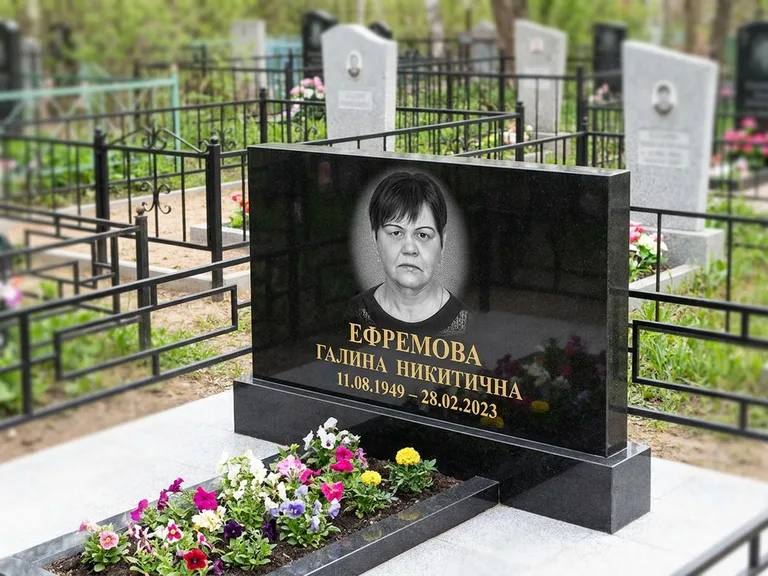 Портрет на памятнике в Челябинске — Ч/б портрет → гравировка на горизонтальном памятнике
