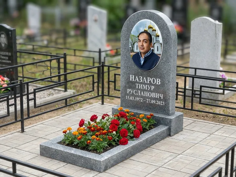 Портрет на памятнике в Челябинске — Цветной портрет → фотокерамика-овал на сером граните, буквы белые