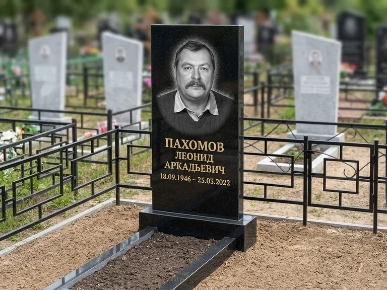Портрет на памятнике в Челябинске — Маленькое фото → гравировка на простом бюджетном памятнике