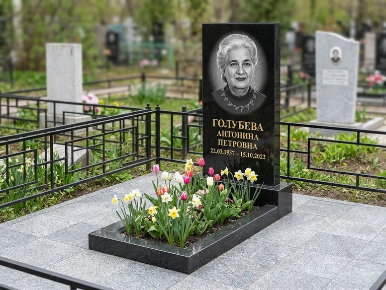 Портрет на памятнике в Челябинске — Выцветший скан восстановили и награвировали на стеле