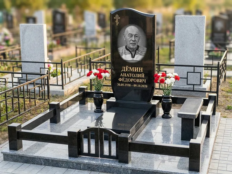 Портрет на памятнике в Челябинске — Реставрация → гравировка на премиум-комплексе
