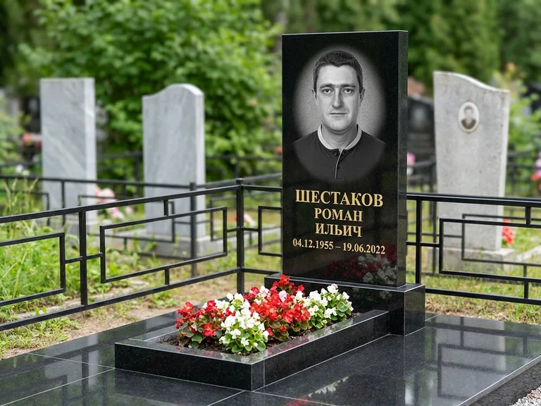 Портрет на памятнике в Челябинске — Ч/б портрет → гравировка на стеле