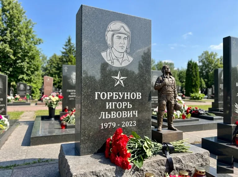 Гранитная фигура лётчика на памятнике военному со звездой в Челябинске