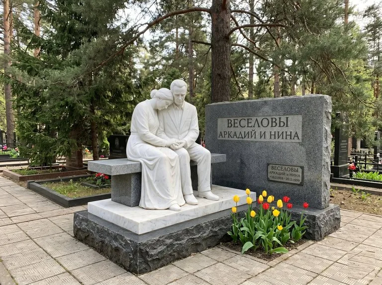Мраморная скорбящая пара на эксклюзивном мемориале в Челябинске