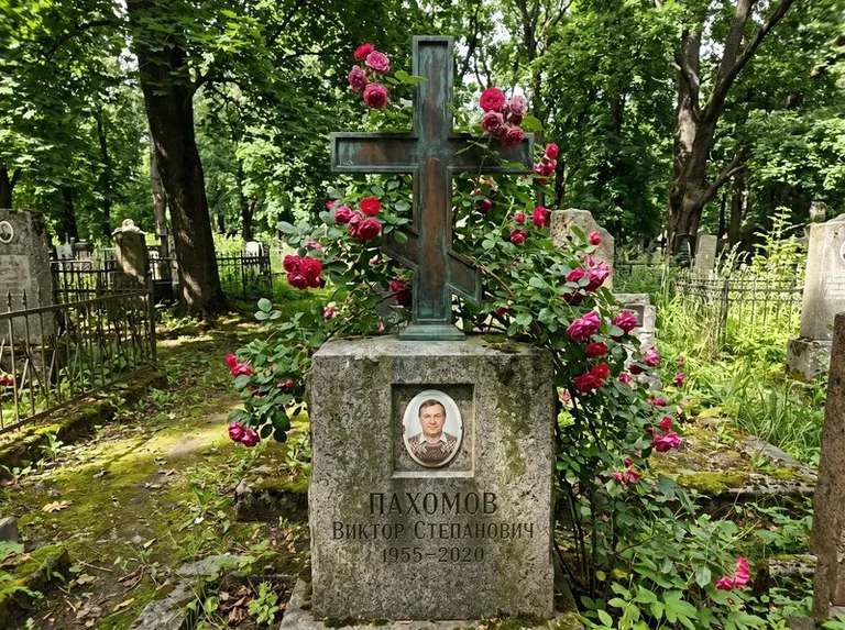 Бронзовый крест с розами на гранитной плите в Челябинске