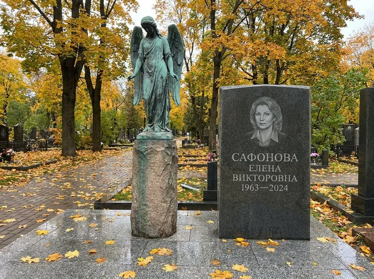 Бронзовый ангел на колонне рядом с памятником в Челябинске