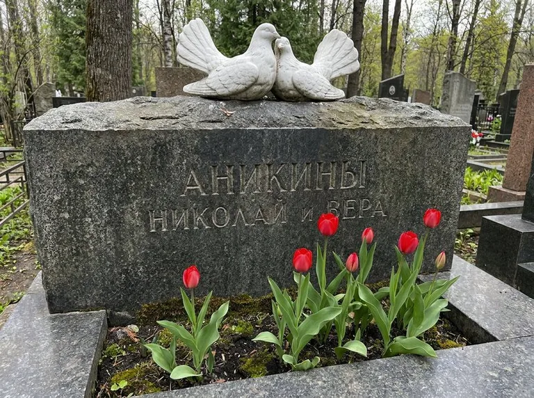 Пара голубей из литьевого мрамора на гранитной плите в Челябинске