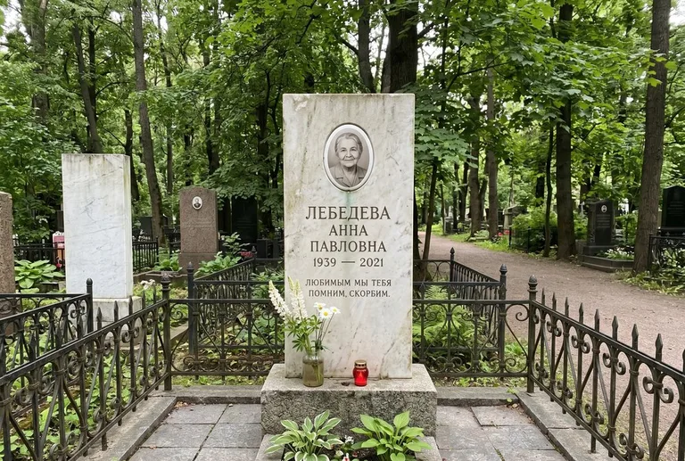 Уборка могилы до и после осенью — городское кладбище в Челябинске