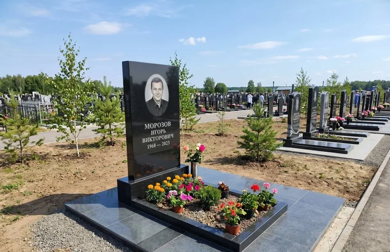Уборка могилы со скамьёй до и после в Челябинске
