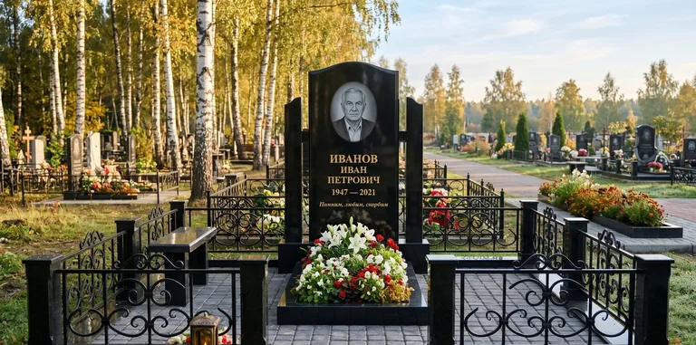 Мемориальный комплекс с цветником и оградой в Челябинске