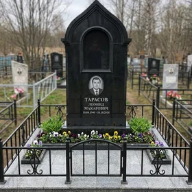 Памятник-часовня из черного гранита