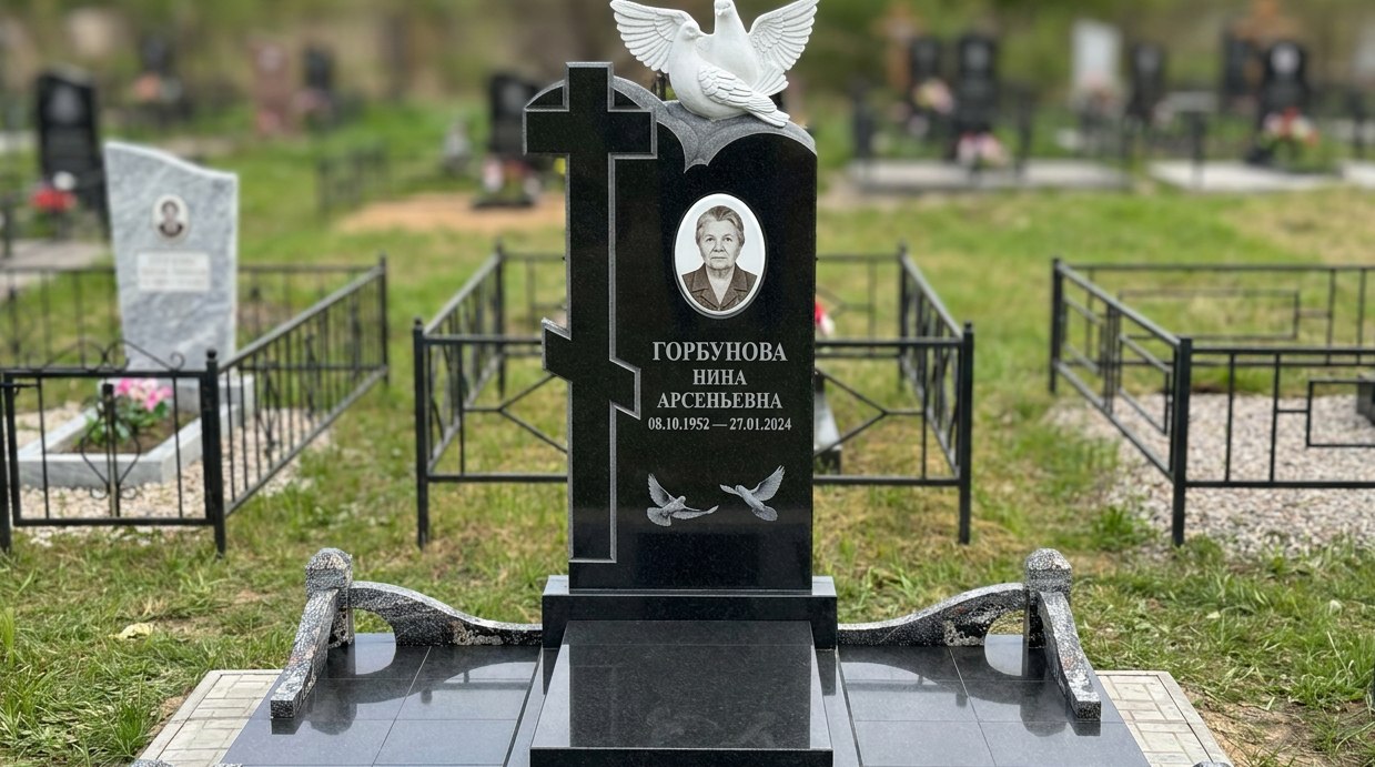 Пример дизайна: Гранитный памятник с крестом, голубками и портретом — фото и цена