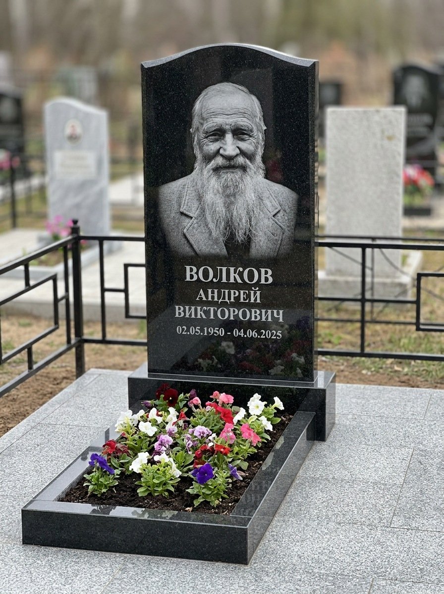 Портрет на памятнике в Челябинске — Старый снимок восстановили, портрет по грудь — гравировка